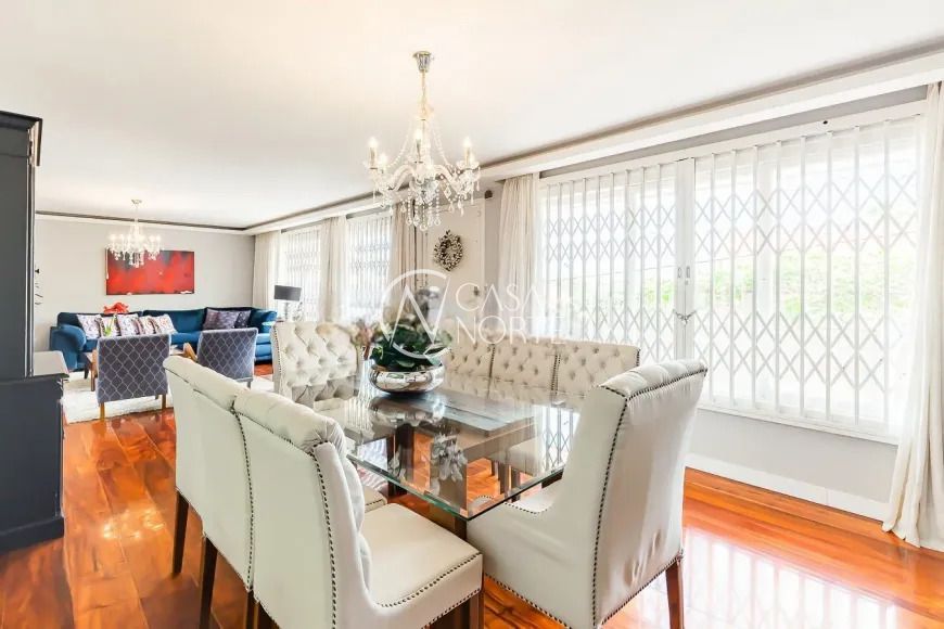 Casa à venda com 4 quartos, 344m², 1 suíte, 3 vagas, Rua Matias José Bins no bairro Chácara das Pedras em Porto Alegre