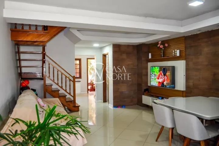 Casa à venda com 3 quartos, 150m², 1 suíte, 2 vagas, Rua Silvestre Sauter no bairro Hípica em Porto Alegre