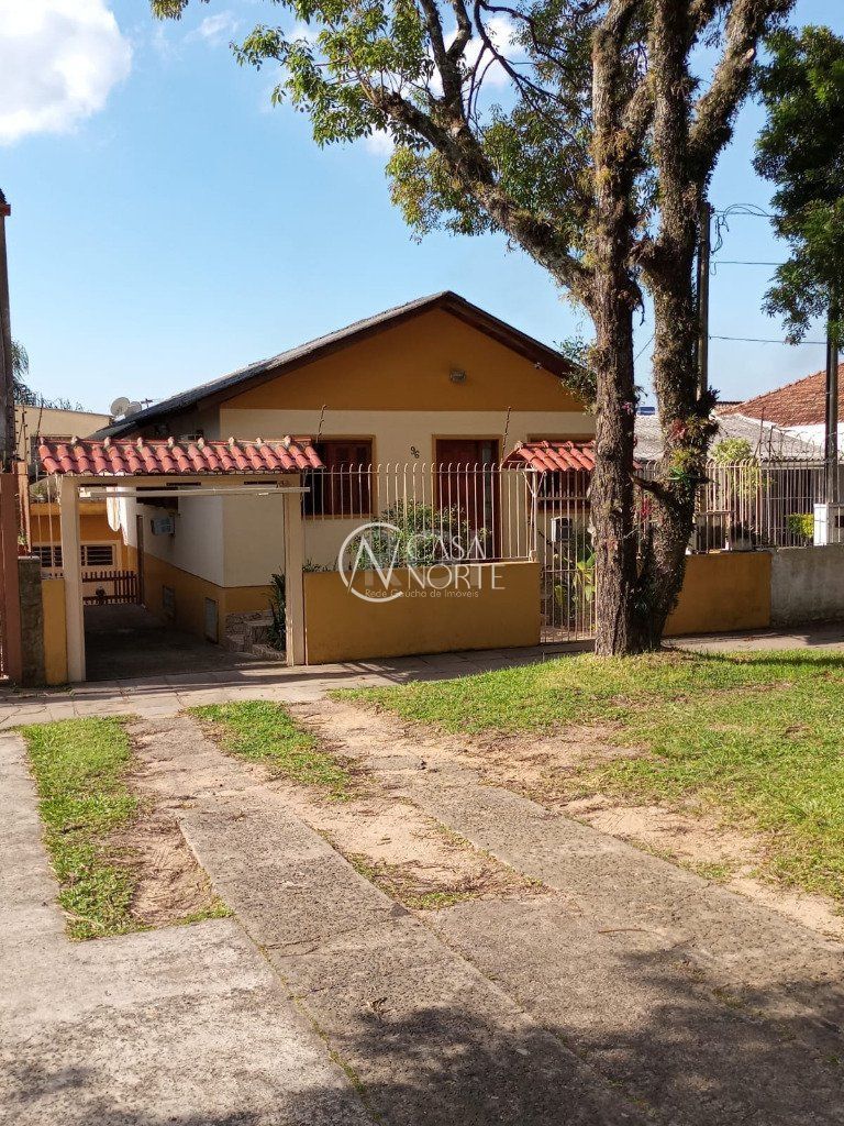 Casa à venda com 4 quartos, 200m², 2 vagas, Avenida Frei Henrique de Coimbra no bairro Vila Ipiranga em Porto Alegre