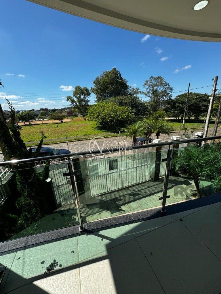 Casa à venda com 4 quartos, 342m², 1 suíte, 5 vagas, Rua Professora Ziláh Totta no bairro Jardim Leopoldina em Porto Alegre