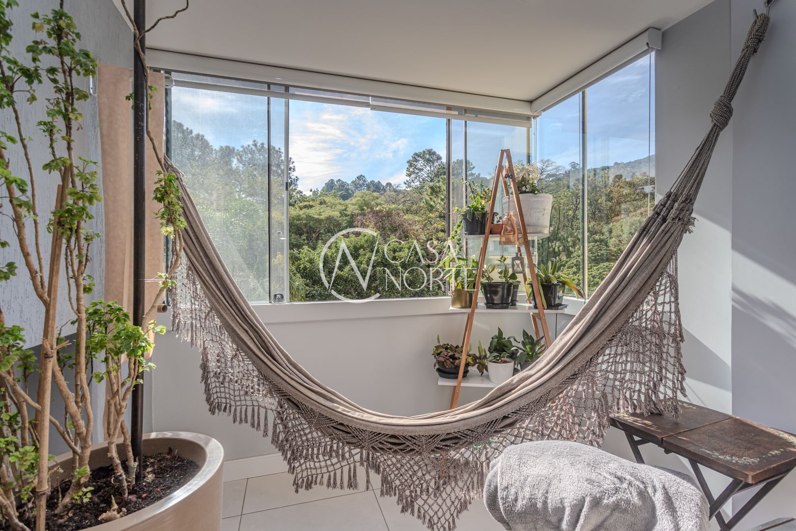 Apartamento à venda com 3 quartos, 160m², 3 suítes, 2 vagas, Rua Costa Lima no bairro Nonoai em Porto Alegre