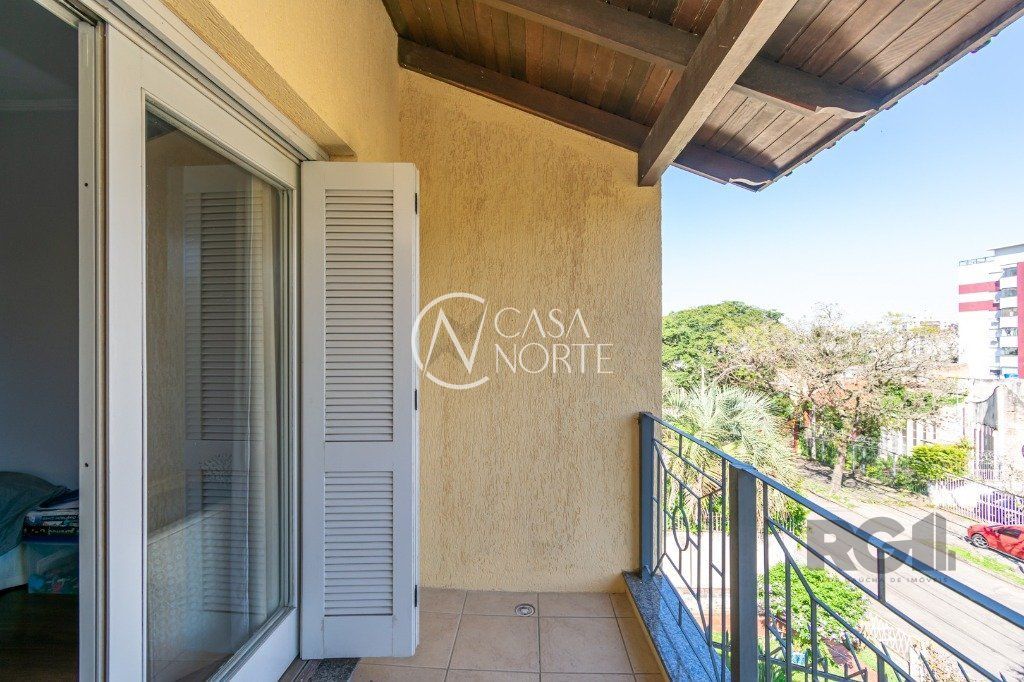 Casa à venda com 5 quartos, 380m², 4 suítes, 4 vagas, Rua Isidoro Trêssi no bairro Jardim Botânico em Porto Alegre