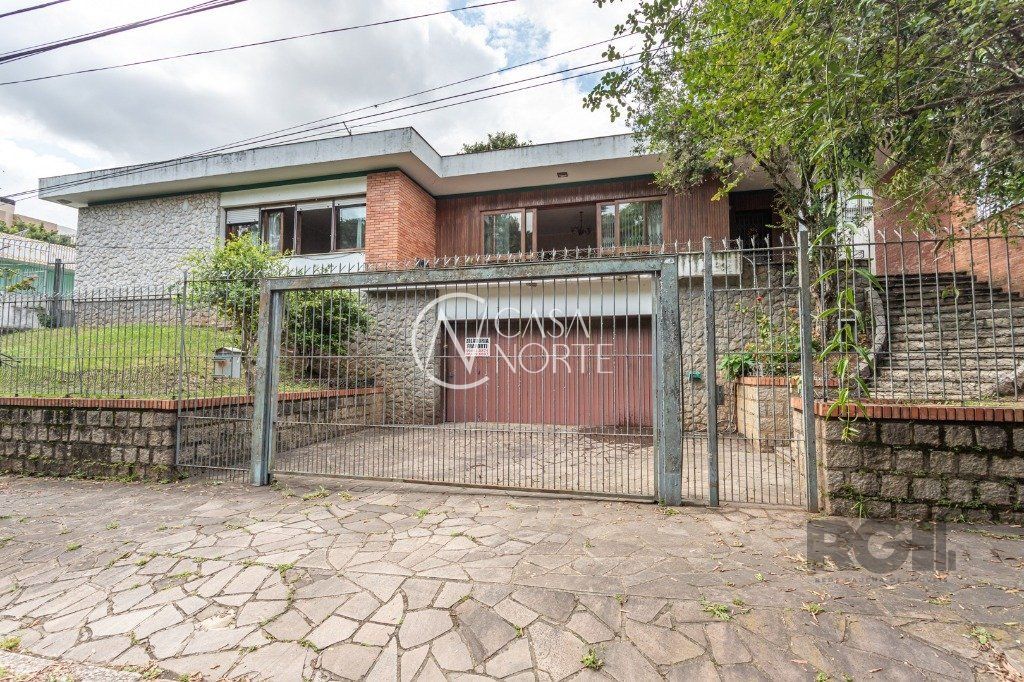 Casa à venda com 3 quartos, 387m², 3 suítes, 3 vagas, Rua Tunísia no bairro Vila Ipiranga em Porto Alegre