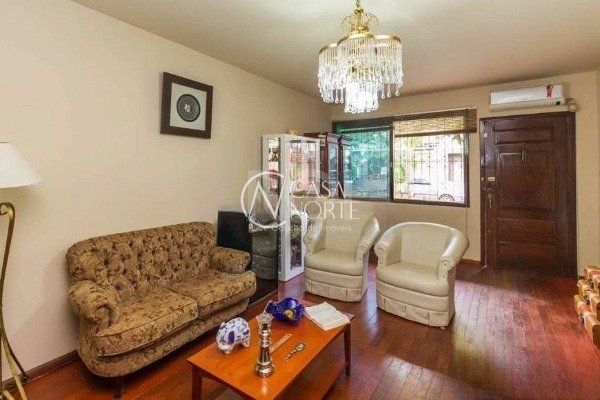 Casa à venda com 4 quartos, 300m², 2 suítes, 4 vagas, Rua Professor Ulisses Cabral no bairro Chácara das Pedras em Porto Alegre