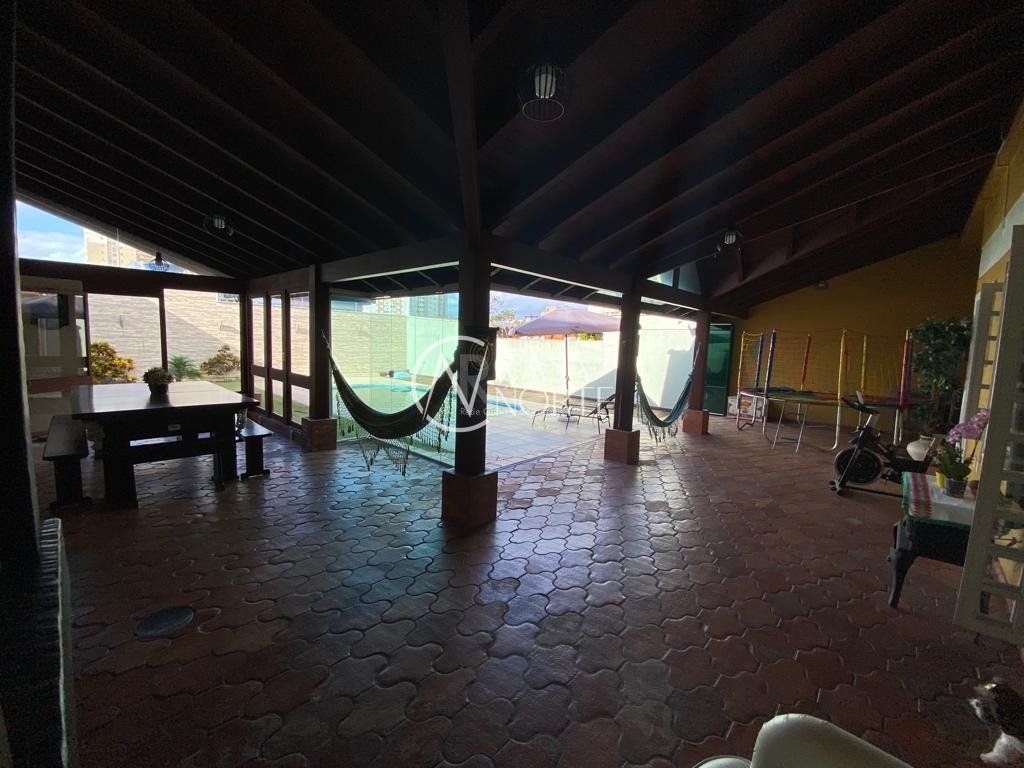 Casa à venda com 3 quartos, 247m², 2 vagas, Rua Libia no bairro Vila Ipiranga em Porto Alegre