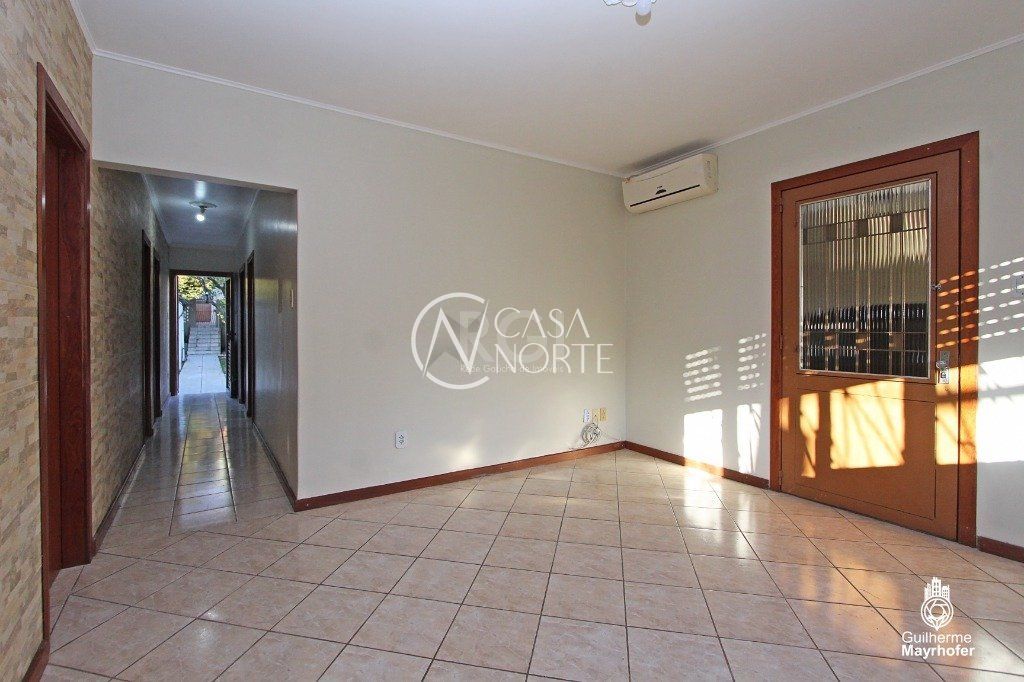 Casa à venda com 3 quartos, 200m², 1 suíte, 5 vagas, Rua Ibiruba no bairro Cavalhada em Porto Alegre