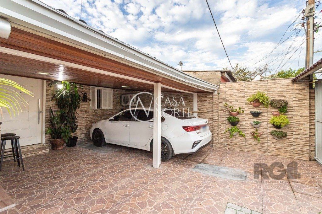 Casa à venda com 2 quartos, 117m², 2 vagas, Rua Argentina Flores da Rosa no bairro Santa Rosa de Lima em Porto Alegre
