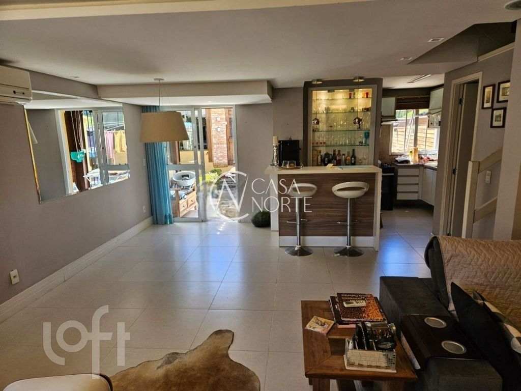 Casa de Condomínio à venda com 3 quartos, 322m², 1 suíte, 2 vagas, Rua Adão Gregory no bairro Mário Quintana em Porto Alegre