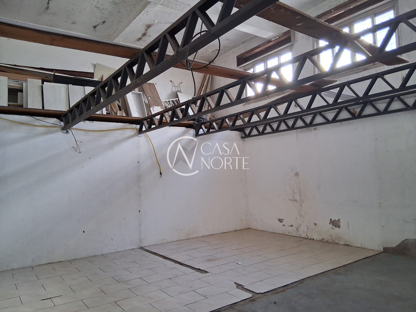 Pavilhão à venda com 3 quartos, 289m², 4 vagas, Rua Bernardo Pires no bairro Santana em Porto Alegre