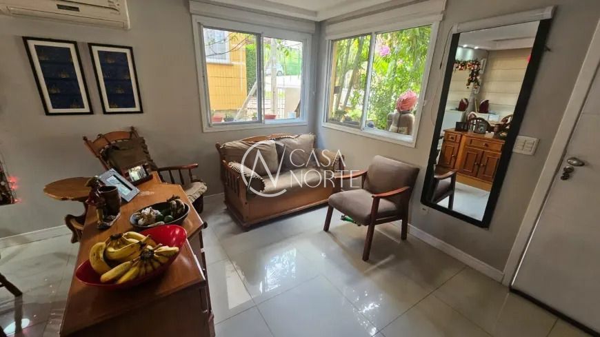 Casa de Condomínio à venda com 3 quartos, 196m², 1 suíte, 4 vagas, Rua Adão Gregory no bairro Mário Quintana em Porto Alegre