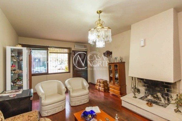 Casa à venda com 4 quartos, 300m², 2 suítes, 4 vagas, Rua Professor Ulisses Cabral no bairro Chácara das Pedras em Porto Alegre