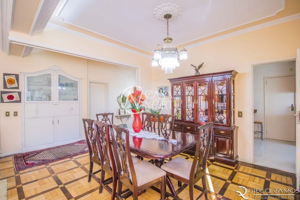 Apartamento à venda com 4 quartos, 207m², 1 suíte, 1 vaga, Rua Ramiro Barcelos no bairro Independência em Porto Alegre