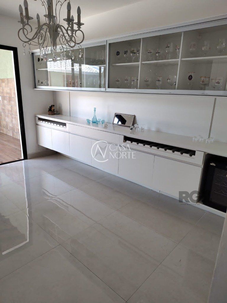 Casa à venda com 3 quartos, 368m², 1 suíte, 3 vagas, Rua Madre Celina Maria Azambuja no bairro Mário Quintana em Porto Alegre