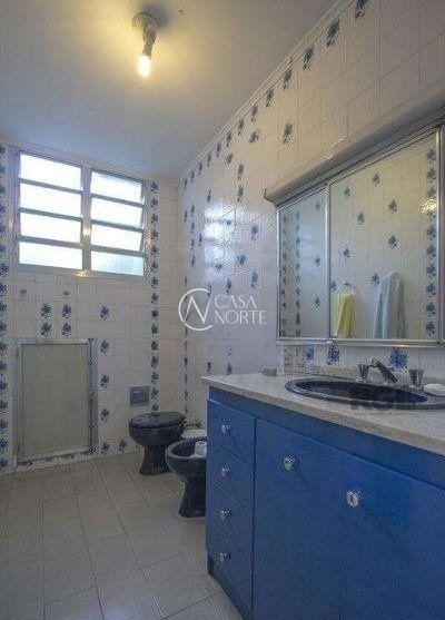 Casa à venda com 3 quartos, 215m², 1 suíte, 2 vagas, Rua Ulisses Cabral, Professor no bairro Chácara das Pedras em Porto Alegre