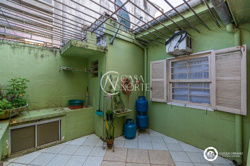 Casa à venda com 3 quartos, 166m², 2 vagas, Rua João Abbott no bairro Petrópolis em Porto Alegre