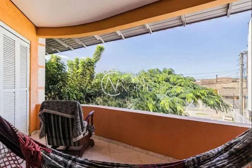 Casa à venda com 4 quartos, 230m², 1 suíte, 2 vagas, Rua Professora Ziláh Totta no bairro Jardim Leopoldina em Porto Alegre