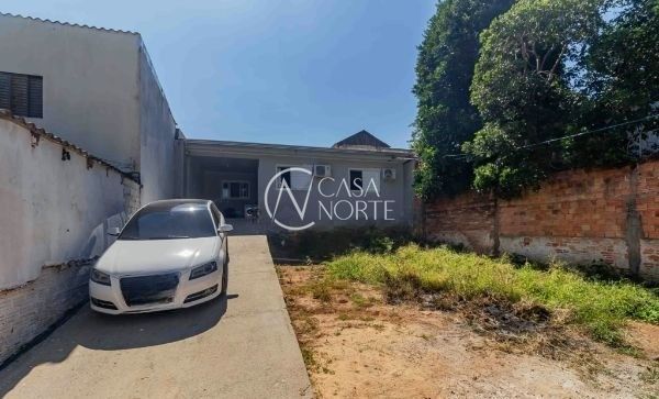 Casa à venda com 2 quartos, 94m², 1 suíte, 4 vagas, Beco do Carvalho no bairro Jardim Carvalho em Porto Alegre