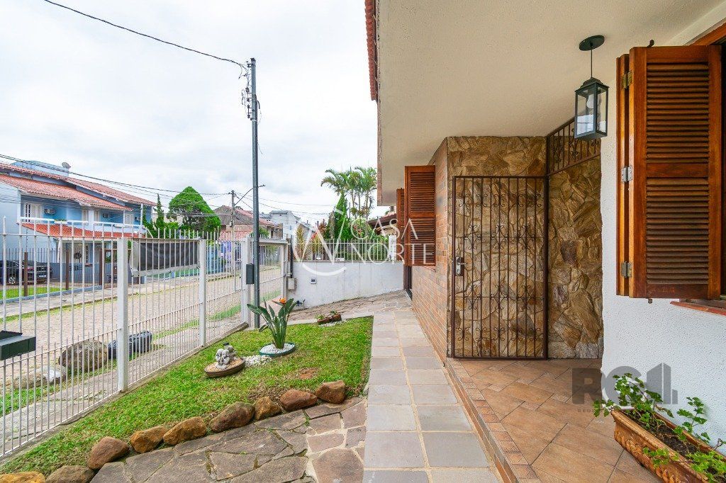 Casa à venda com 6 quartos, 388m², 1 suíte, 3 vagas, Rua Professor Leopoldo Tietbohl no bairro Jardim Itu em Porto Alegre