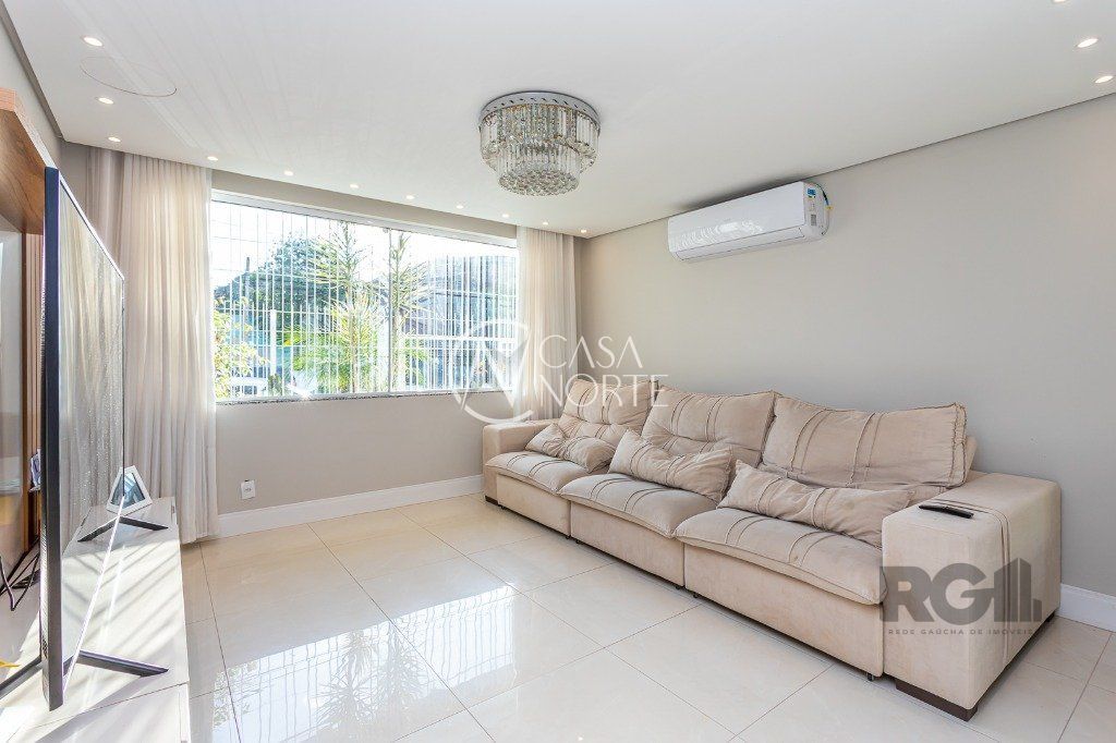 Casa à venda com 4 quartos, 138m², 1 suíte, 3 vagas, Rua Teixeira de Freitas no bairro Santo Antônio em Porto Alegre