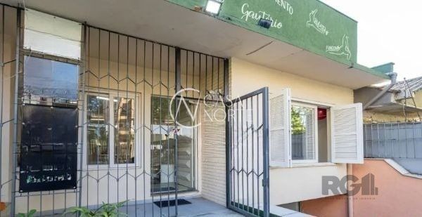 Casa à venda com 3 quartos, 230m², 1 suíte, 4 vagas, Rua Sinimbú no bairro Petrópolis em Porto Alegre