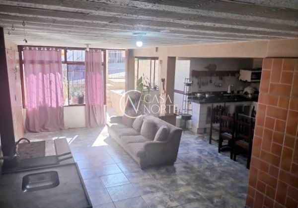 Casa à venda com 3 quartos, 206m², 1 suíte, 3 vagas, Beco Dois da Rua José Grimberg no bairro Parque Santa Fé em Porto Alegre