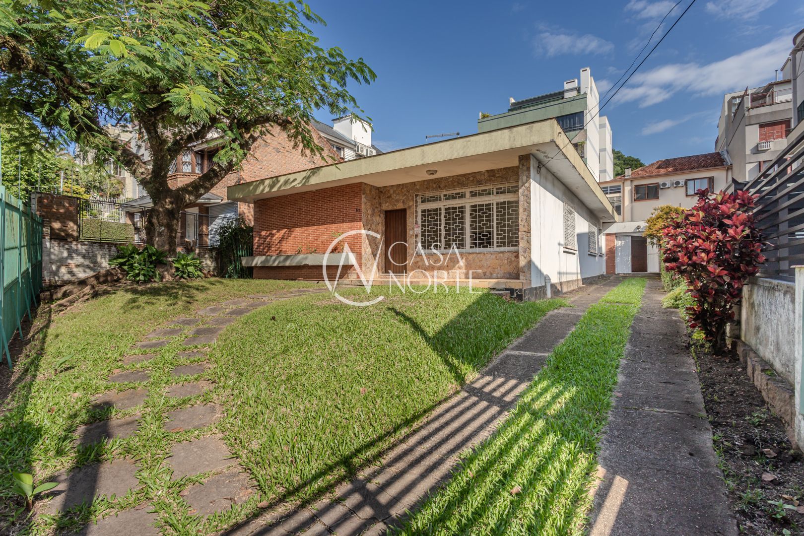 Casa à venda com 3 quartos, 250m², 5 vagas, Travessa Dirceu no bairro Menino Deus em Porto Alegre