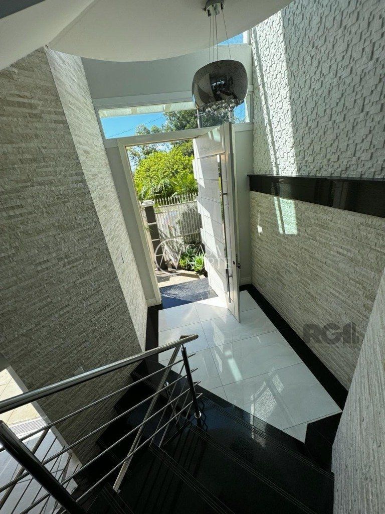 Casa à venda com 4 quartos, 342m², 1 suíte, 5 vagas, Rua Professora Ziláh Totta no bairro Jardim Leopoldina em Porto Alegre