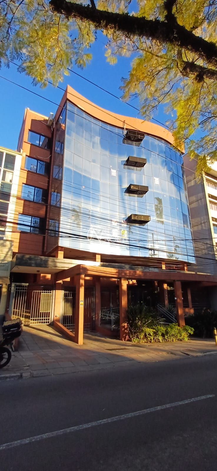 Sala Comercial à venda com 1 quarto, 45m², 1 vaga, Avenida Protásio Alves no bairro Petrópolis em Porto Alegre