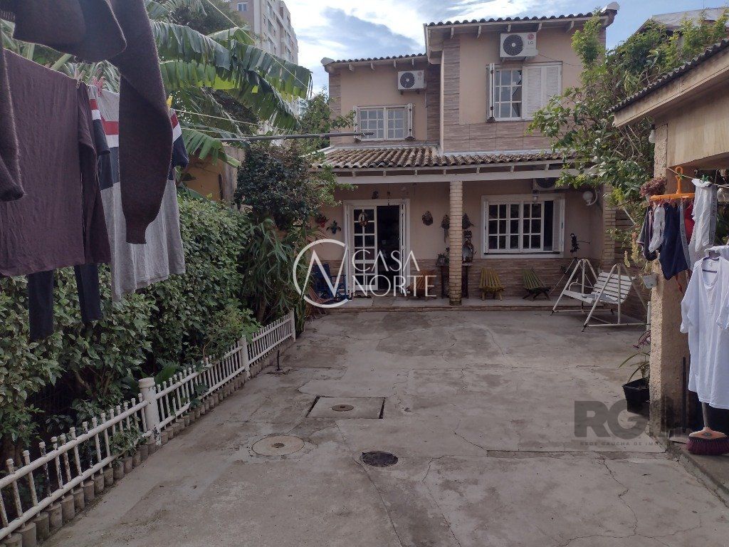 Casa à venda com 3 quartos, 180m², 4 vagas, Rua São Manoel no bairro Rio Branco em Porto Alegre