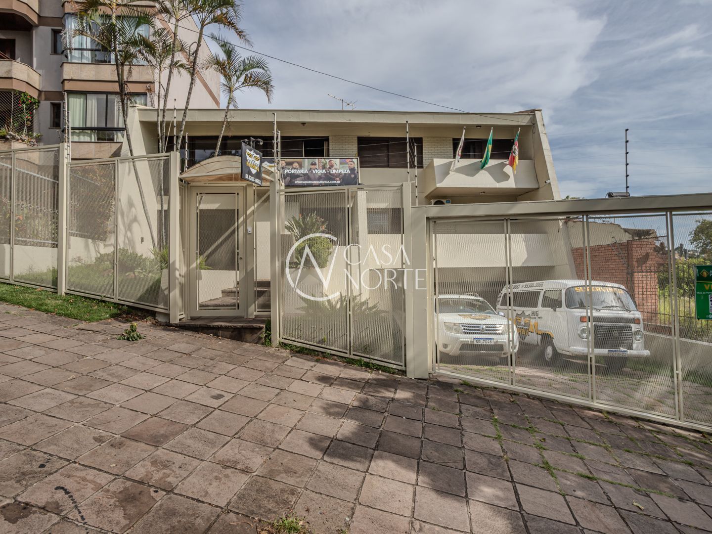 Casa à venda com 3 quartos, 250m², 1 suíte, 3 vagas, Rua Miguel Couto no bairro Menino Deus em Porto Alegre