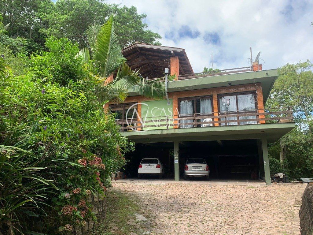 Casa à venda com 3 quartos, 200m², 1 suíte, 4 vagas, Rua Hygino Russi Lima no bairro Ponta Grossa em Porto Alegre