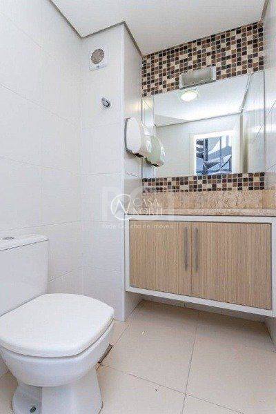 Sala Comercial à venda com 2 quartos, 132m², 2 vagas, Avenida Carlos Gomes no bairro Petrópolis em Porto Alegre