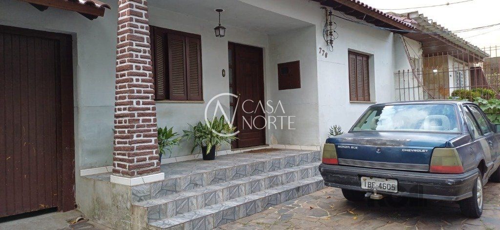 Casa à venda com 3 quartos, 180m², 1 suíte, 2 vagas, Rua Veríssimo Rosa no bairro Jardim Botânico em Porto Alegre