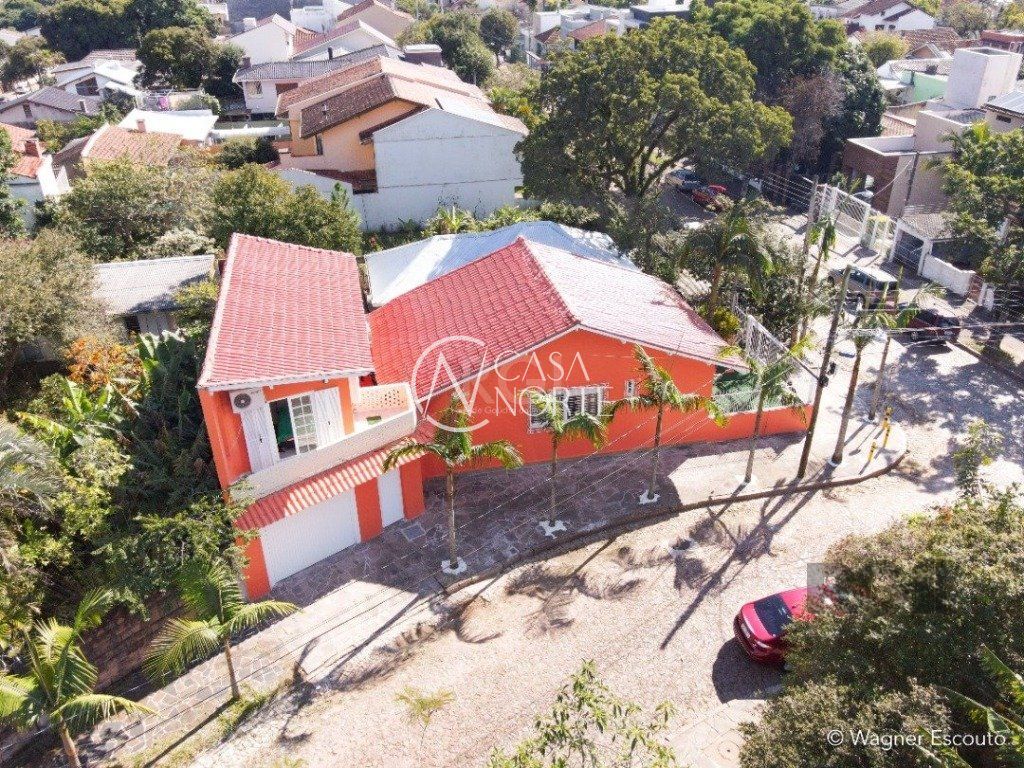 Casa à venda com 3 quartos, 197m², 1 suíte, 4 vagas, Rua Alfredo Varela no bairro Teresópolis em Porto Alegre