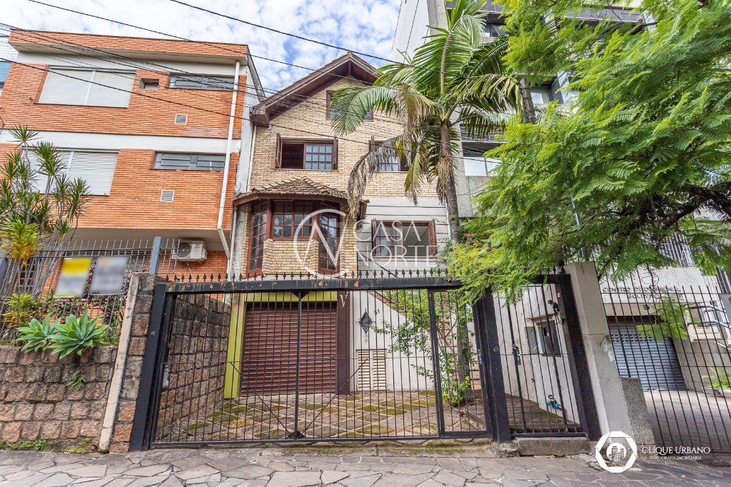 Casa à venda com 4 quartos, 330m², 3 suítes, 2 vagas, Avenida Iguassu no bairro Petrópolis em Porto Alegre