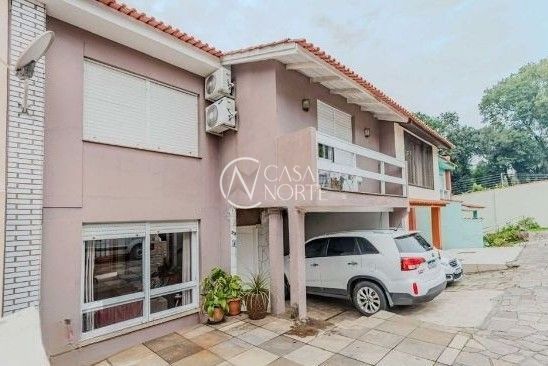 Casa de Condomínio à venda com 4 quartos, 240m², 1 suíte, 2 vagas, Rua Martim Afonso no bairro Santo Antônio em Porto Alegre