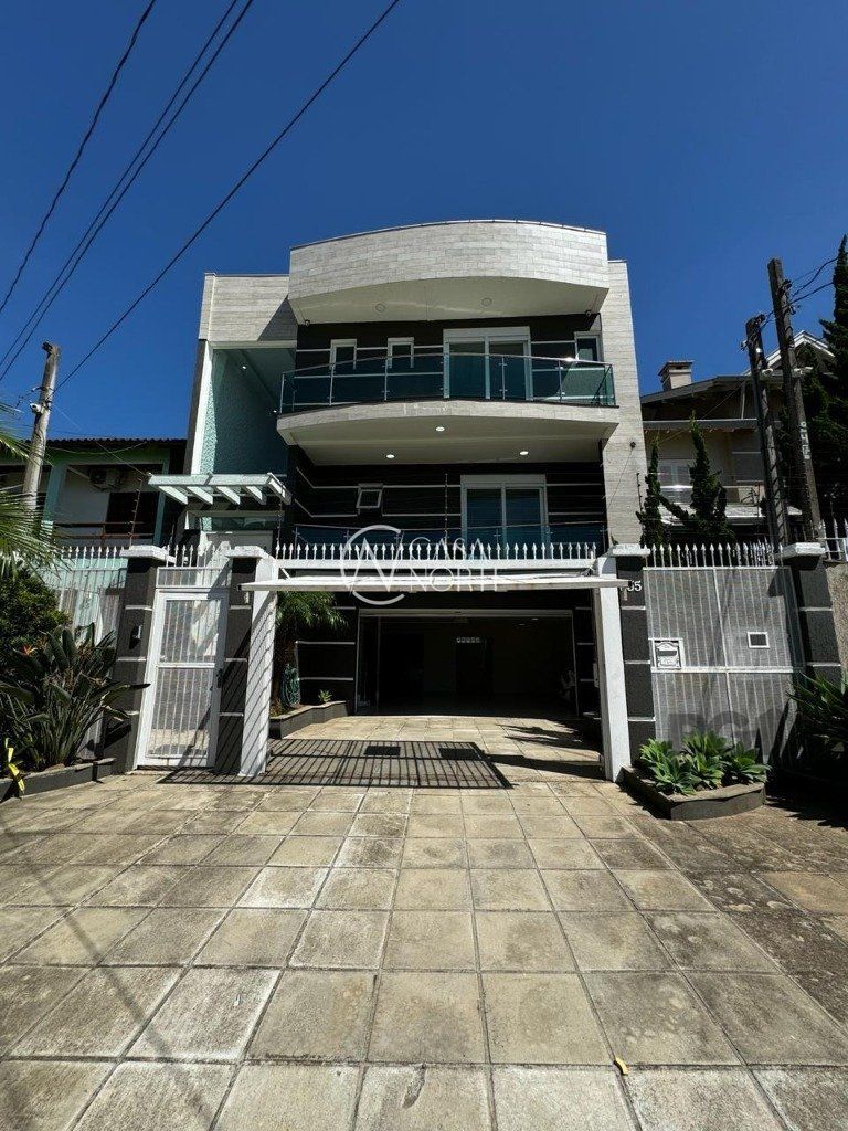 Casa à venda com 4 quartos, 342m², 1 suíte, 5 vagas, Rua Professora Ziláh Totta no bairro Jardim Leopoldina em Porto Alegre