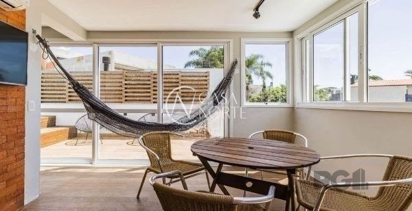 Casa de Condomínio à venda com 3 quartos, 143m², 1 suíte, 2 vagas, Avenida José Gertum no bairro Chácara das Pedras em Porto Alegre