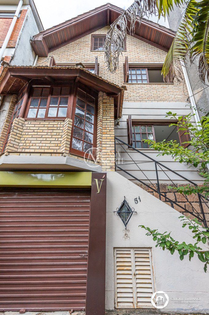 Casa à venda com 4 quartos, 330m², 3 suítes, 2 vagas, Avenida Iguassu no bairro Petrópolis em Porto Alegre
