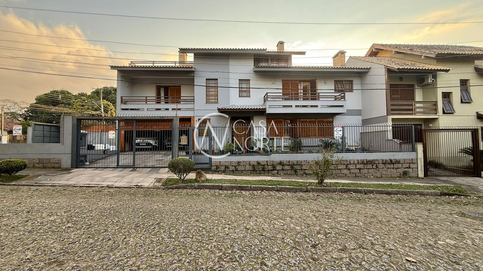 Casa à venda com 3 quartos, 279m², 2 suítes, 2 vagas, Rua Condado no bairro Ipanema em Porto Alegre