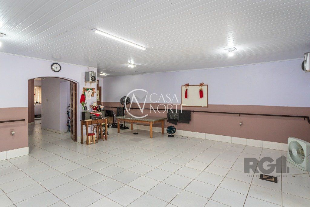 Casa à venda com 5 quartos, 285m², 3 vagas, Rua Monsenhor Veras no bairro Santana em Porto Alegre