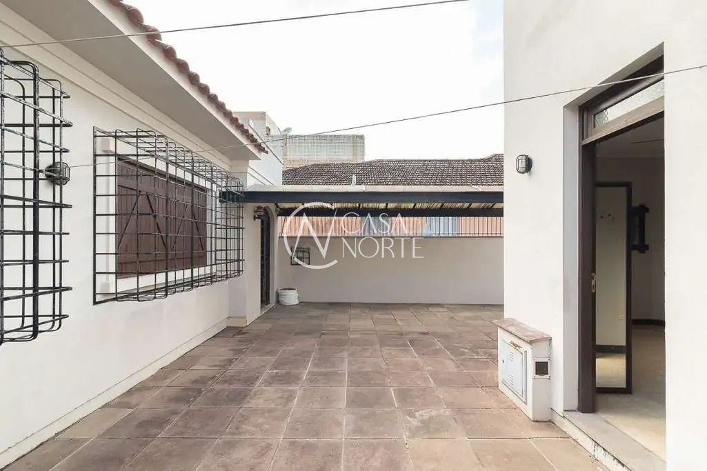Casa à venda com 5 quartos, 450m², 3 suítes, 3 vagas, Rua Dona Cecília no bairro Azenha em Porto Alegre