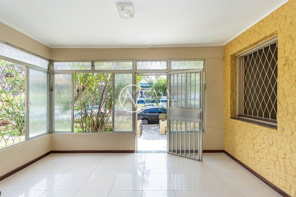 Casa à venda com 5 quartos, 400m², 1 suíte, 3 vagas, Rua Guaraum no bairro Vila Assunção em Porto Alegre