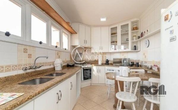 Casa à venda com 3 quartos, 317m², 1 suíte, Rua Joaquim Cruz no bairro Santo Antônio em Porto Alegre
