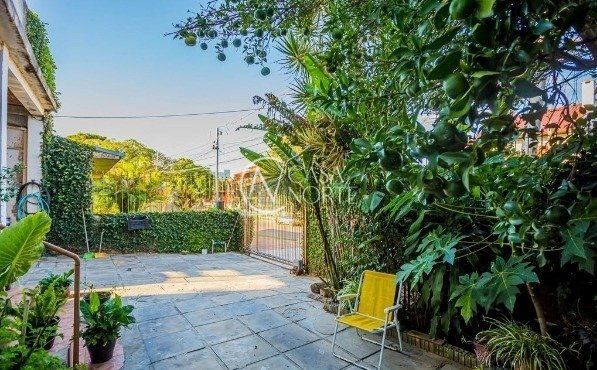 Casa à venda com 9 quartos, 300m², 2 suítes, 5 vagas, Rua Vladimir Herzog no bairro Jardim Carvalho em Porto Alegre