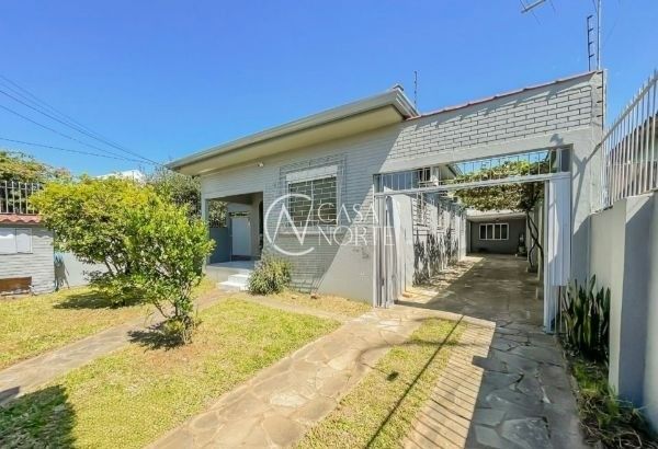 Casa à venda com 3 quartos, 155m², 3 vagas, Praça Aratiba no bairro Cavalhada em Porto Alegre