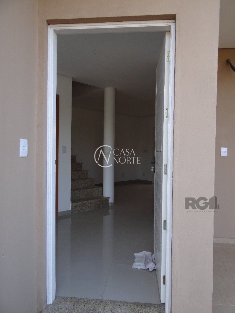 Casa de Condomínio à venda com 3 quartos, 111m², 1 suíte, 2 vagas, Rua Madre Celina Maria Azambuja no bairro Mário Quintana em Porto Alegre
