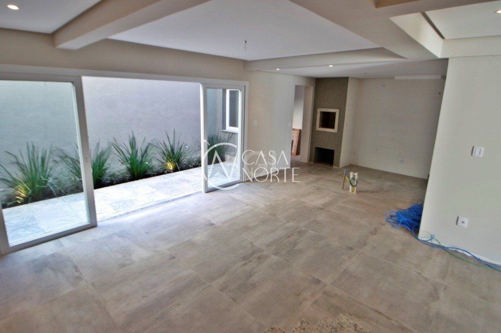 Casa à venda com 3 quartos, 190m², 1 suíte, 2 vagas, Rua Buarque de Macedo no bairro São Geraldo em Porto Alegre