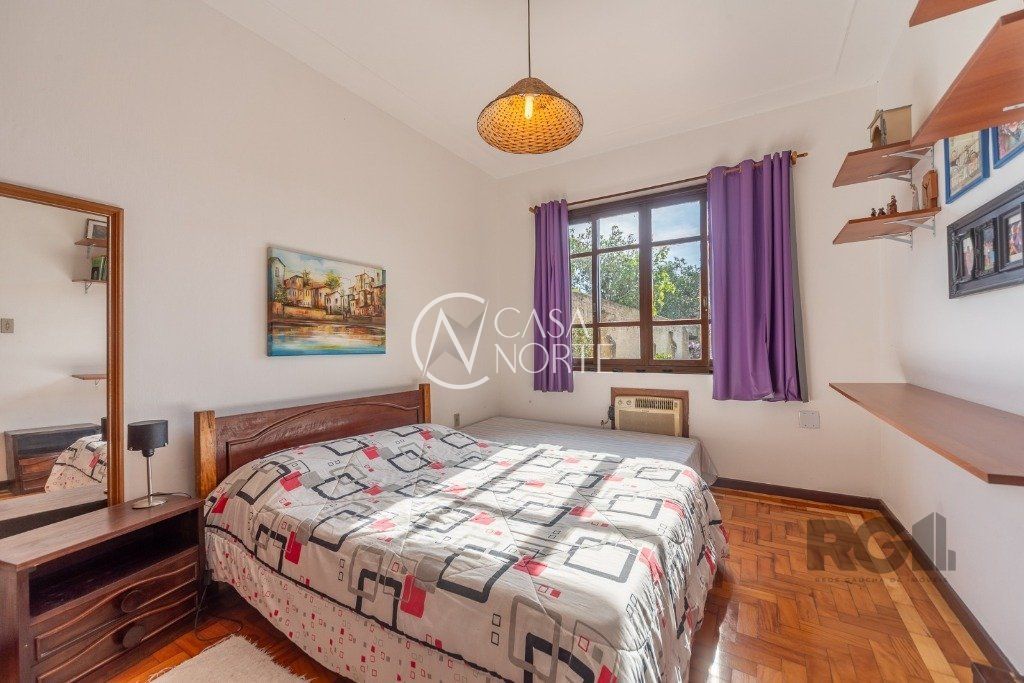 Casa à venda com 4 quartos, 200m², 1 suíte, 2 vagas, Rua Tamandaré no bairro Camaquã em Porto Alegre