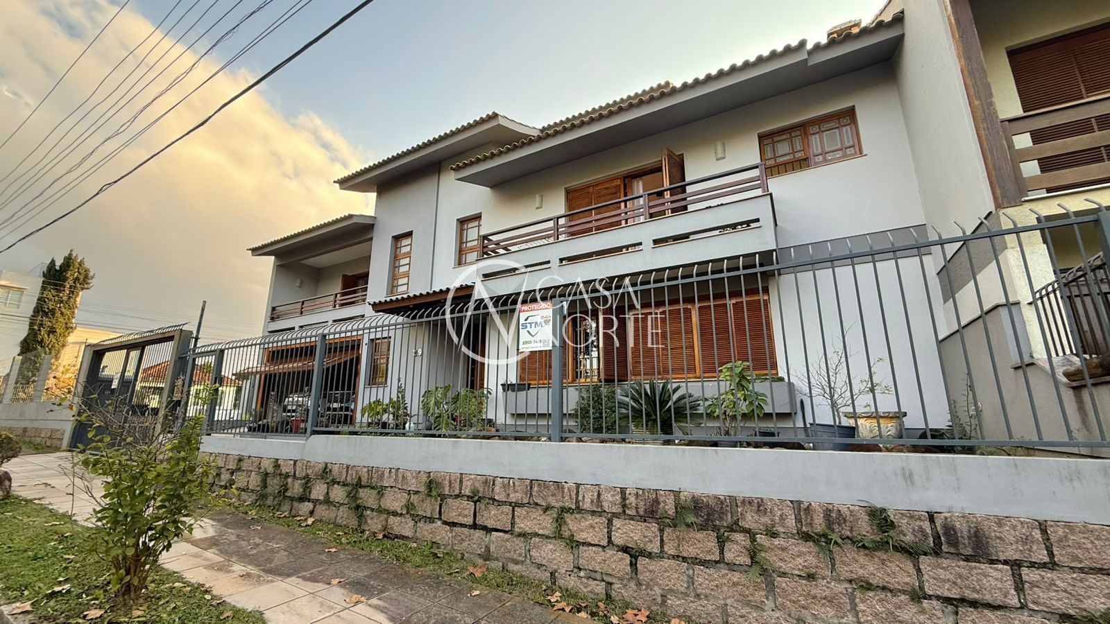 Casa à venda com 3 quartos, 279m², 2 suítes, 2 vagas, Rua Condado no bairro Ipanema em Porto Alegre